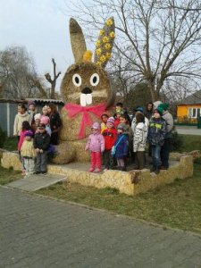 Veľkonočná ozdoba na námestí obce-Húsvéti dísz a község főterén