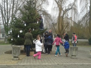 Zdobenie obecného vianočného stromčeka - A községi karácsonyfa díszítése 