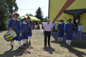 Starosta obce v sprievode strelcov Bethlen Garde - A község polgármestere a Bethlen Gárda lövészeivel